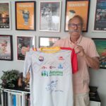 Ricardo Pérez y Verdes posa con la camiseta firmada y dedicada de Teresa Portela al Mueseo MELGA