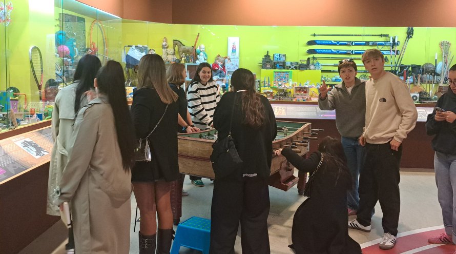 Alumnos do CIFP Anxo Casal xogan ao futbolín nas instalacións do Museo MELGA