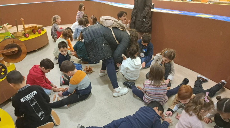 Alumnos y profesoras del CEIP Alfredo Brañas juegan en el Museo MELGA