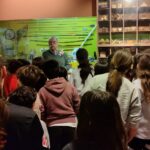 Ricardo Pérez y Verdes explica a los alumnos del ceip carnota en el museo melga