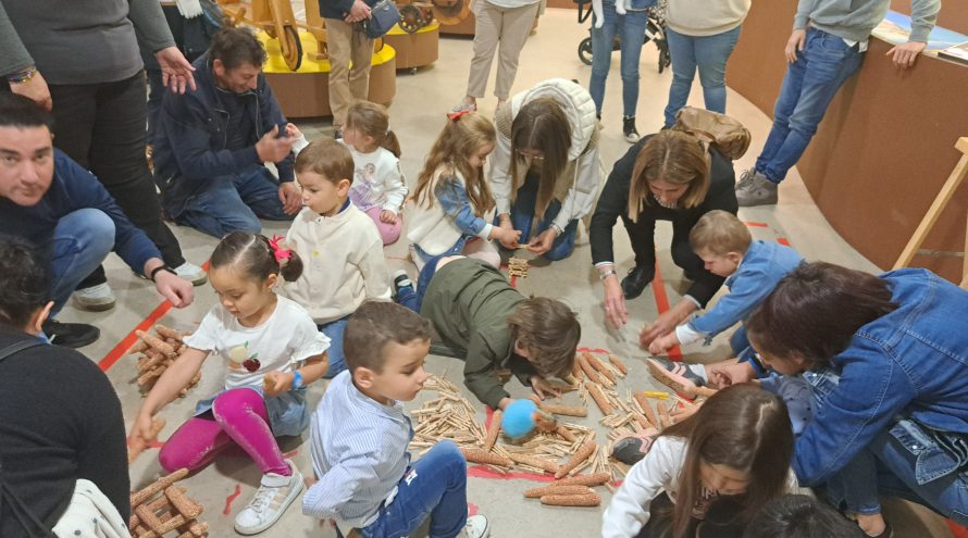 Pequenos da eei de aro de negreira xogan no museo melga