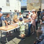 Nenos e adultos participando no festiletras 2025